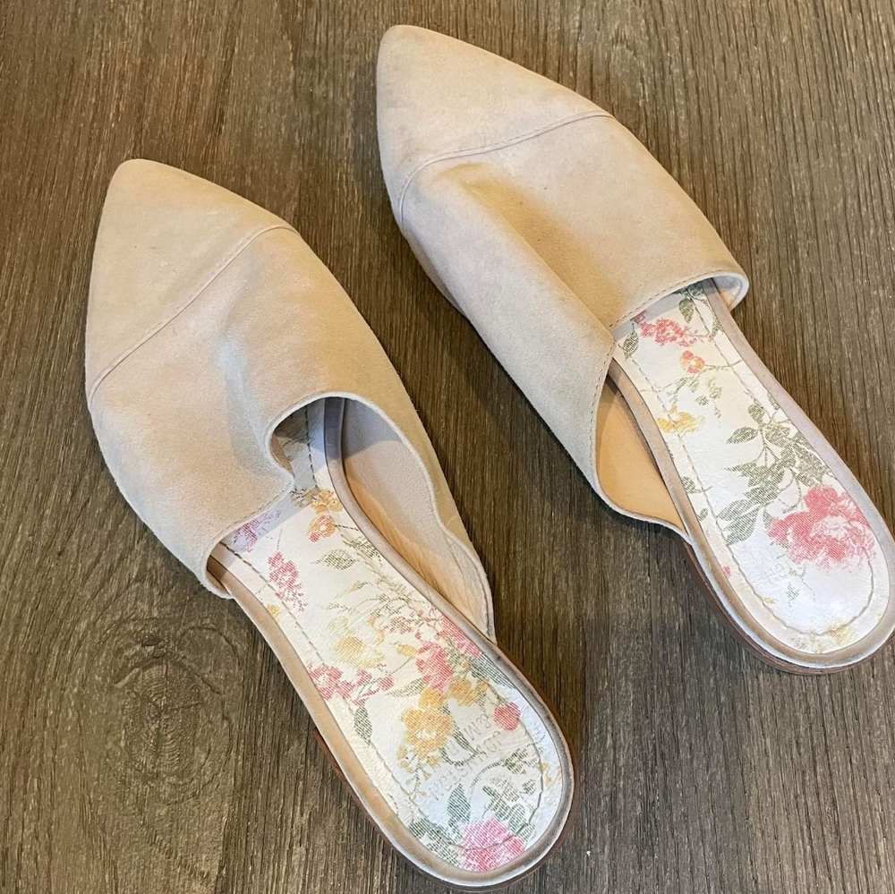 Johnston & Murphy cream suede slide ons